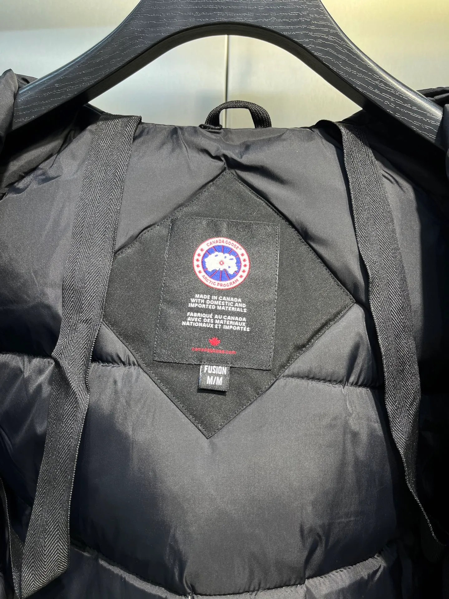 P780 CANADA GOOES 02 model (black) Chilliwa bomber jacket 02 model, chosen by Arctic and Antarctic scientific expedition teams as cold-proof equipment, the Rolls-Royce of down jackets. ➖ Industry-leading anti-counterfeiting chip sensing. ➖ Imported Behringer embroidery machines and customized embroidery labels, the highest level and industry leading. ➖ Imported Korean 21-count polyester-cotton blended original fabric, TC85 waterproof coated fabric, water-repellent, windproof and wear-resistant. ➖ The new national standard 80 white duck down is filled with an average of 520 grams of down. The amount of down filled is industry-leading. ➖ 100% nylon lon lining with double double-layer sealing design to prevent velvet running, seamless thread design on cuffs! ➖ Western Canadian Green Wolf Collar. ➖ Yoshida YKK provides original factory-customized electroplated sliders. YKK two-way lockable zippers are tight and smooth and do not peel off paint. ➖ 3M composite Velcro is durable and the accessories and hardware are all custom-made. Note: Our copywriting is only simple and clear. Instead of bragging about the copywriting, it is better to compare and understand with samples. Only for the purest, most focused, most professional, highest quality, and highest sex!  size：xs-xl